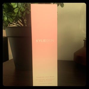 Kylie Skin: Foaming Face Wash